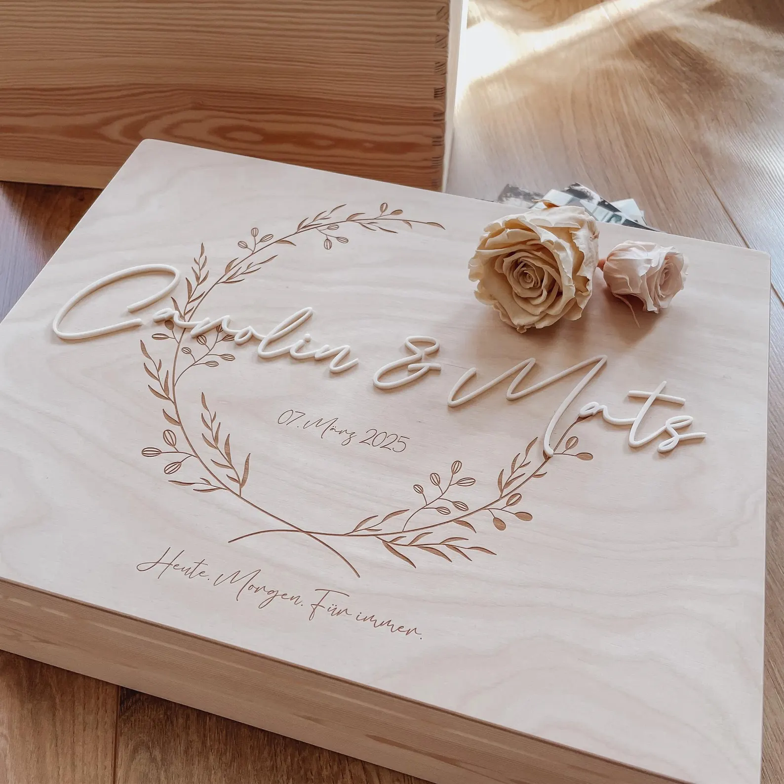 Detalles de boda en madera grabada