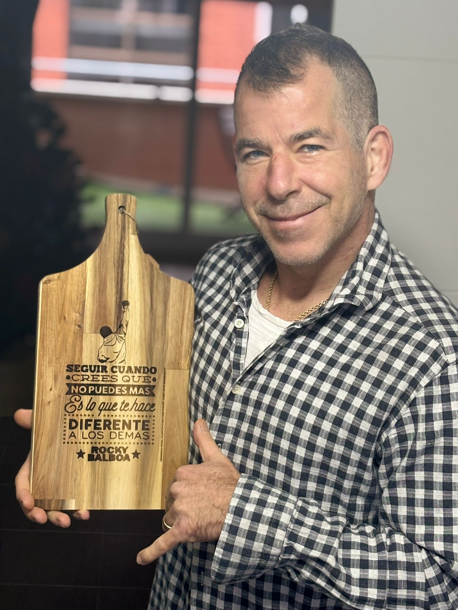 Cliente satisfecho con tabla grabada personalizada