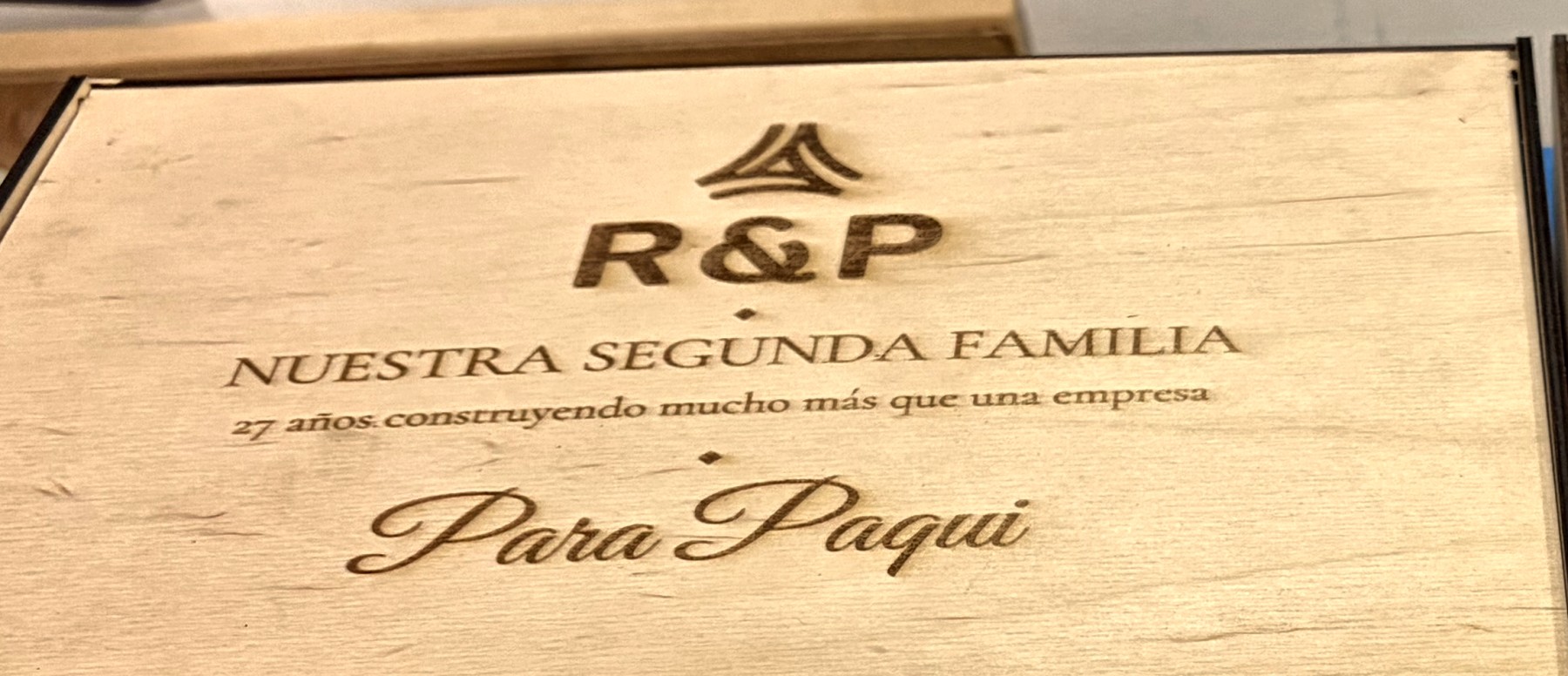 Detalle del grabado de las cajas de empresa de R&P