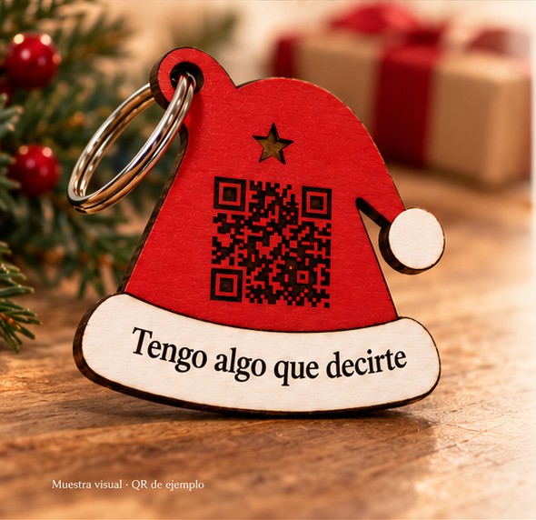Llavero de madera con forma de gorro de Papá Noel, QR y la frase «Tengo algo que decirte» — muestra visual, QR de ejemplo