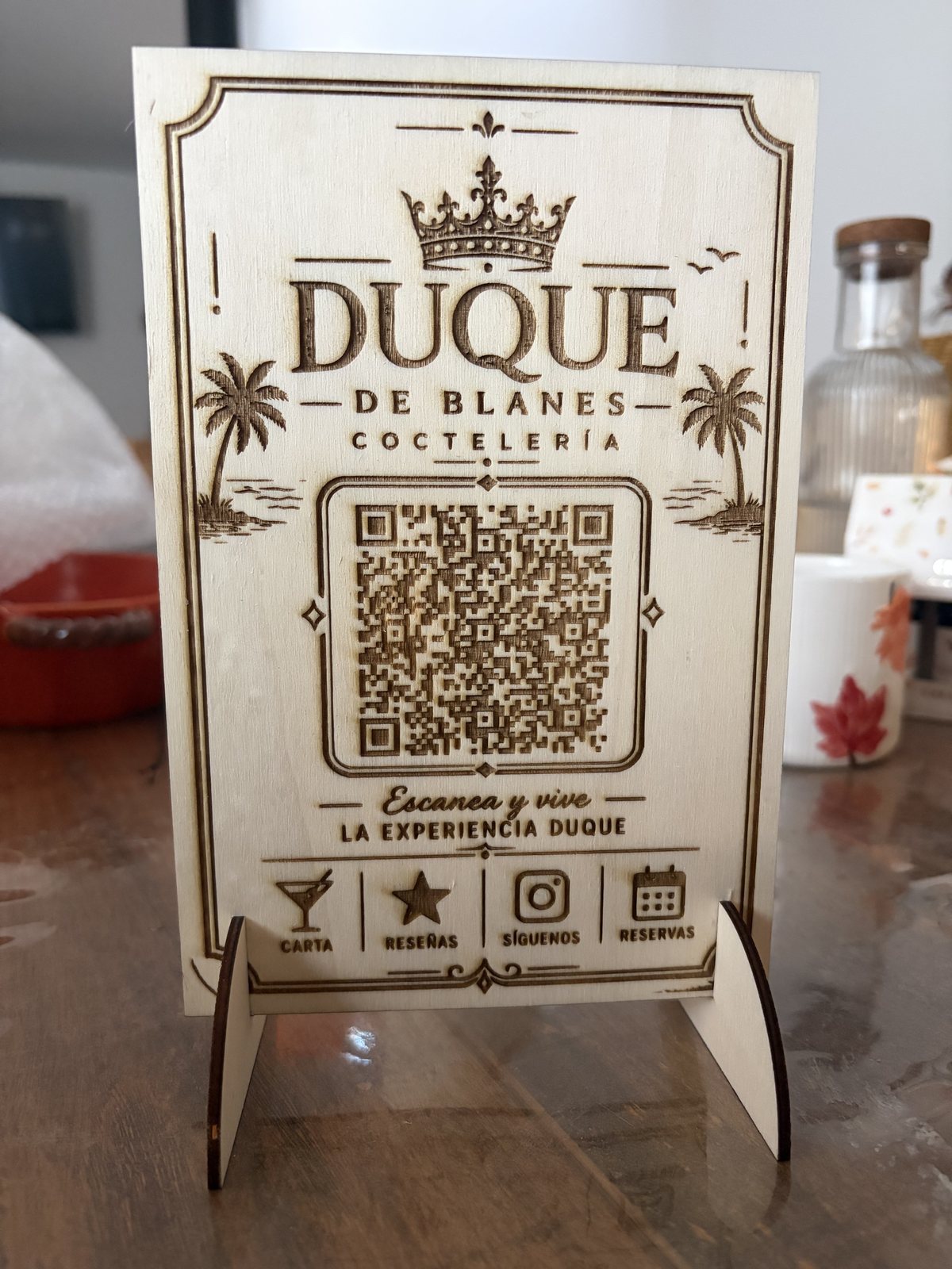 Stand QR de reseñas de madera en un negocio real